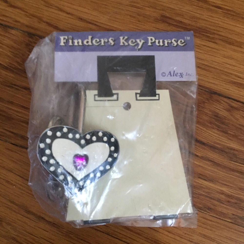 🔴Finders Key Purse NWT Dotted Heart Accessory - Picture 3 of 5